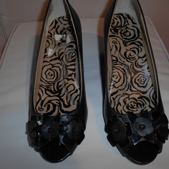 KENNETH COLE BLACK EMBELLISHED OPEN TOE WEDGE SHOE RIGHT SHOE 7M LEFT SHOE 7.5M - Picture 1 of 10